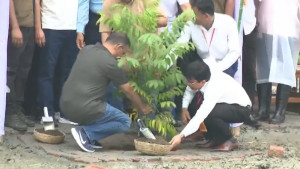 বরিশাল পৌঁছেছেন প্রধানমন্ত্রী, করলেন বৃক্ষরোপন