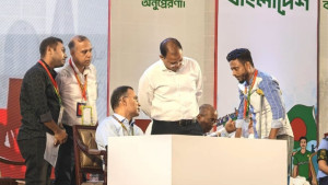 প্রধানমন্ত্রীকে পেয়ে আবেগাপ্লুত জুলাই শহীদের স্বজনরা