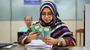 সরকারি বেতন বাড়লে বাড়তে পারে সবার খরচ