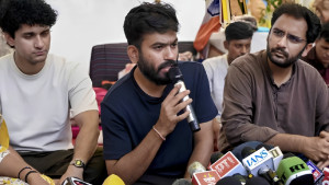 এবার আরও মজা হবে!—দিল্লিতে সেনা ট্যাংক আনার অভিযোগ ককরোচ জনতা পার্টির