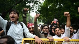 প্রশ্নফাঁস নিয়ে শিক্ষার্থীদের আন্দোলনের মধ্যে সরানো হলো উচ্চশিক্ষা সচিবকে