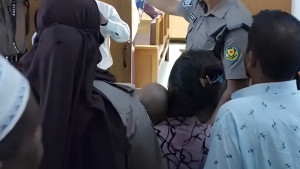 ১৩ বছরের মায়ের কোলে ৭ মাসের শিশু, ভাইরাল ঘটনার নেপথ্যে কী