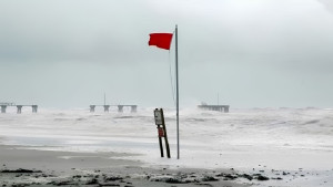 দেশের সব সমুদ্রবন্দরে সতর্ক সংকেত বহাল
