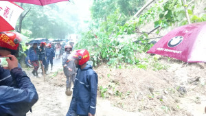 পাহাড় ধসে কাপ্তাই-চট্টগ্রাম সড়কে যান চলাচল বন্ধ