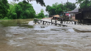 বিপৎসীমার উপরে ৫ নদীর পানি, সমুদ্রবন্দরে সতর্ক সংকেত