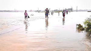 ভারি বর্ষণে সুনামগঞ্জের নিম্নাঞ্চল প্লাবিত, সড়ক যোগাযোগ বিচ্ছিন্ন