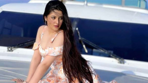 হঠাৎ দাঁড়াতে পারছেন না পরীমনি, কারণ কী