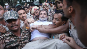 পুলিশ কানে কানে বলেছে ‘মোদি সরকারের পতন ঘটাতে হবে’: রাহুল গান্ধী