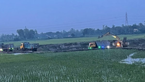 ফসলি জমির মাটি যাচ্ছে ইটভাটায়