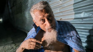 অসুস্থ বৃদ্ধকে রাস্তায় রেখে গেলেন ছেলে ও পুত্রবধূ