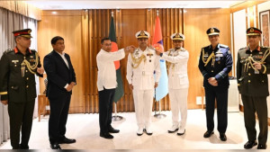 নবনিযুক্ত নৌপ্রধানকে র‍্যাঙ্ক ব্যাজ পরালেন প্রধানমন্ত্রী