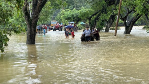 বন্যার পানিতে নৌকা ডুবে কিশোরীর মৃত্যু