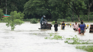 চট্টগ্রামে পানিবন্দি সাড়ে ৭ লাখ মানুষ, ২ জনের মৃত্যু