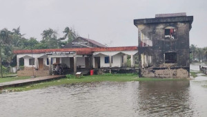 লোকালয়ে ঢুকছে জোয়ারের পানি, আতঙ্কে উপকূলবাসী