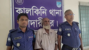 ‘গভীর রাতে ঘুম থেকে উঠে স্ত্রীকে গলা কেটে হত্যা করেন স্বামী’