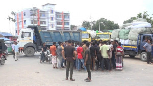 তিন ট্রাকচালককে কারাদণ্ড দেওয়ায় মহাসড়ক অবরোধ