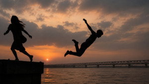 একসঙ্গে আত্মহত্যার প্রস্তুতি, প্রেমিক নদীতে ঝাঁপ দিতেই পালালেন প্রেমিকা