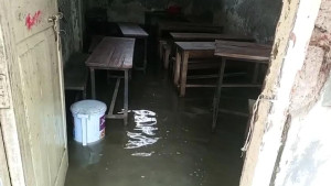 শ্রেণিকক্ষে হাটুসমান পানি, ব্যাহত হচ্ছে পাঠদান