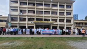 শিক্ষককে হত্যাচেষ্টা, জড়িতদের কঠোর শাস্তির দাবি স্থানীয়দের