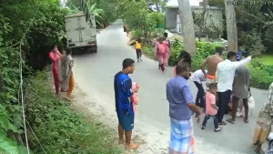 বিয়ের দাওয়াতে যাওয়ার পথে কাভার্ডভ্যানের চাপায় প্রাণ গেল চাচি-ভাতিজির