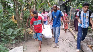 ঘরে পড়ে ছিল মা-বাবার মরদেহ, পাশেই কাঁদছিল ছোট্ট শিশু