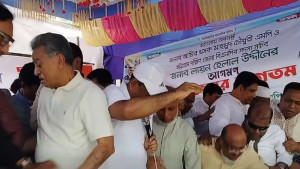 ত্রাণ বিতরণ অনুষ্ঠানে অর্থমন্ত্রী, নেতাকর্মীদের ভারে ভেঙে পড়ল মঞ্চ