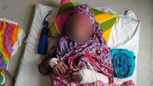 আ.লীগ নেতার মারধরে হাত-বুকের হাড় ভেঙে গেল বিধবা নারীর