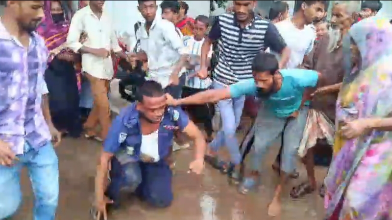 আসামির মৃত্যুর গুজব ছড়িয়ে থানায় হামলা, পুলিশসহ আহত ১২