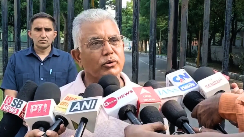 ‘বুদ্ধিজীবীরা সমাজবিরোধী’, তাদের মাথায় ডিম ভাঙতে বললেন মন্ত্রী
