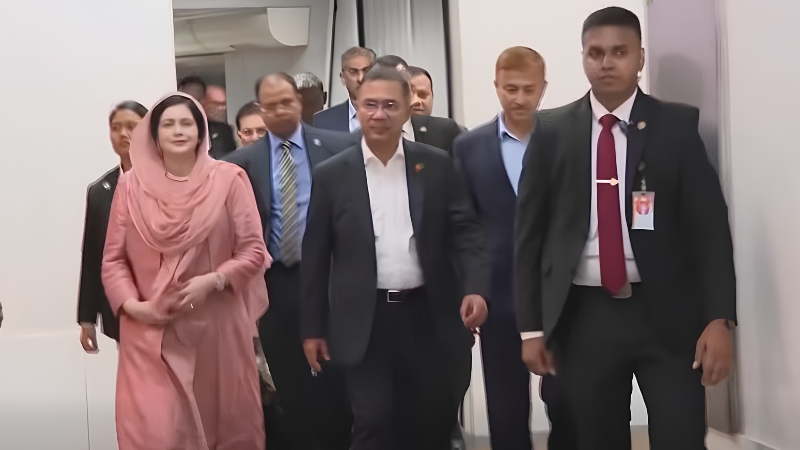 দেশে ফিরলেন প্রধানমন্ত্রী