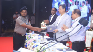 মাদকবিরোধী অভিযানে অসামান্য সাফল্য, সম্মাননা পেলেন ডিএনসি উপপরিচালক