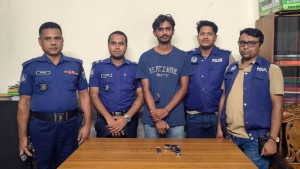 সীমান্ত এলাকা থেকে বিদেশি অস্ত্র-গুলিসহ যুবক গ্রেপ্তার