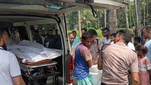 স্বামীর দেহ নিয়ে ফেরার পথে মৃত্যুর মিছিলে যোগ দিলেন স্ত্রী