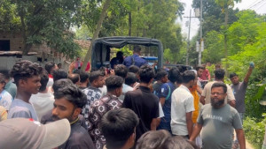 রিভলভার-গুলিসহ যুবককে ধরে গণপিটুনি