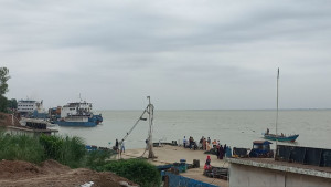 নির্দেশনা অমান্য, ফেরিতে উঠছে যাত্রীসহ বাস
