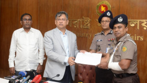 অপরাধ দমনে সম্মাননা পেলেন ওসি জাহিদুল ও এসআই তরুণ