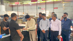 বেকারিতে নোংরা পরিবেশে তৈরি হচ্ছিল বিভিন্ন খাদ্যপণ্য