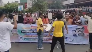 রাজধানীতে ককটেল ফাটিয়ে কার্যক্রম নিষিদ্ধ আ.লীগের মিছিল