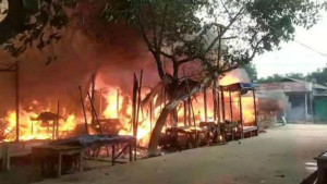 ফকির মার্কেটে আগুন, পুড়ে গেছে ৯৫টি দোকান