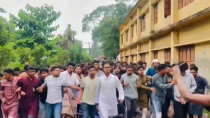নিষিদ্ধ ছাত্রলীগের বিশাল মিছিল দেখে সরে গেল পুলিশ