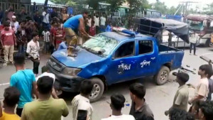 পুলিশের ওপর হামলা করে গাড়ি ভাঙচুর, আটক ১৯