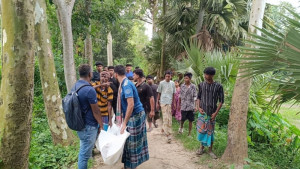 মাকে কুপিয়ে হত্যার পর সবাইকে ডেকে লাশ দেখান মেয়ে