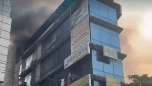 ধানমন্ডিতে বহুতল ভবনে আগুন