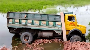কসবায় নিয়ন্ত্রণ হারিয়ে ট্রাক খালে, নিহত ২