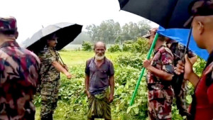 শূন্যরেখায় আটকে থাকা সেই বৃদ্ধ ফিরলেন পরিবারের কাছে