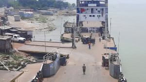 আবারও দৌলতদিয়া ফেরিঘাটে ডুবল যাত্রীবাহী বাস
