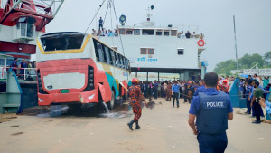 দৌলতদিয়া ফেরিঘাটে ডুবে যাওয়া বাস উদ্ধার