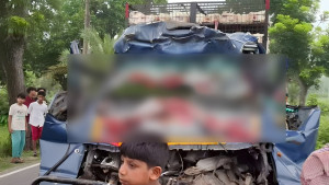 দাঁড়িয়ে থাকা ট্রাকে পিকআপ ভ্যানের ধাক্কা, নিহত ৪