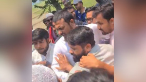 নাসীরুদ্দীন পাটওয়ারীর গাড়িতে হামলা, আহত ৪