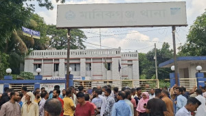 হত্যা মামলার আসামিকে ছাড়াতে থানা ঘেরাও